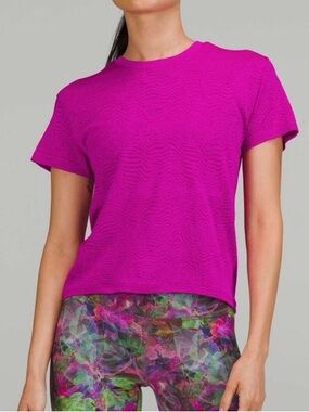 lululemon athletica Train to Be Short Sleeve Tee Size 2 Ripple Wave Purple